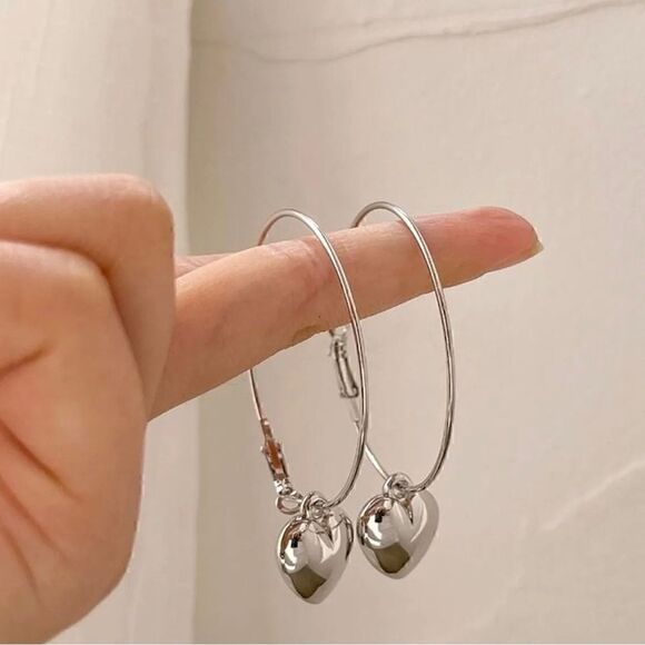 🖤 Beautiful silver hoops with puffy silver hearts. 🖤 - Picture 2 of 5